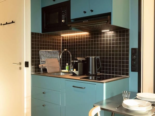 Estudio, 1 cama matrimonial (2 People) | Cocina privada | Frigobar, microondas, parrilla de estufa y lavavajillas