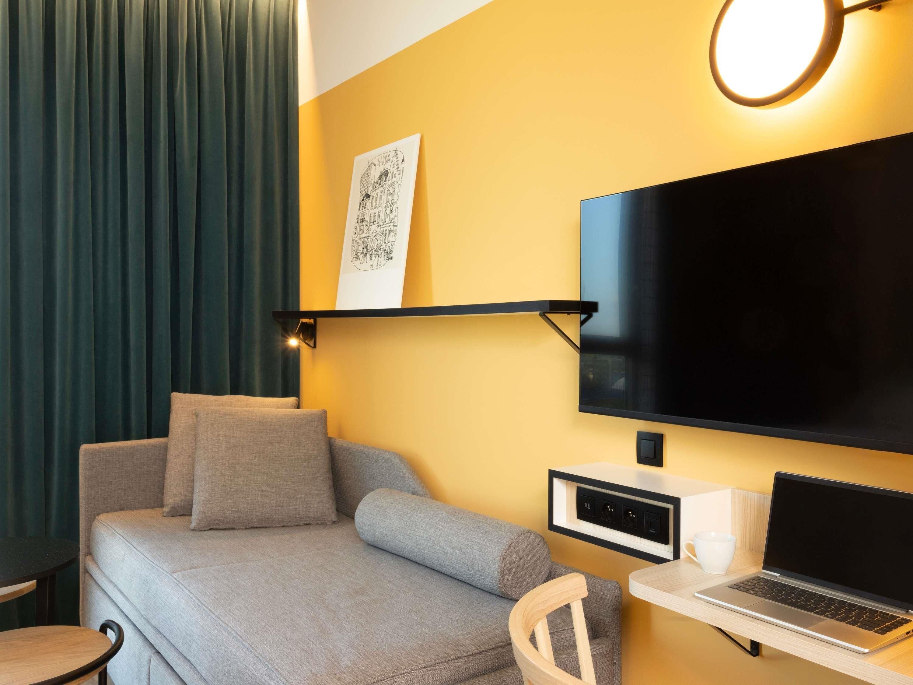 Family Studio (4 People) | Hypo-allergenic bedding, in-room safe, desk, laptop workspace