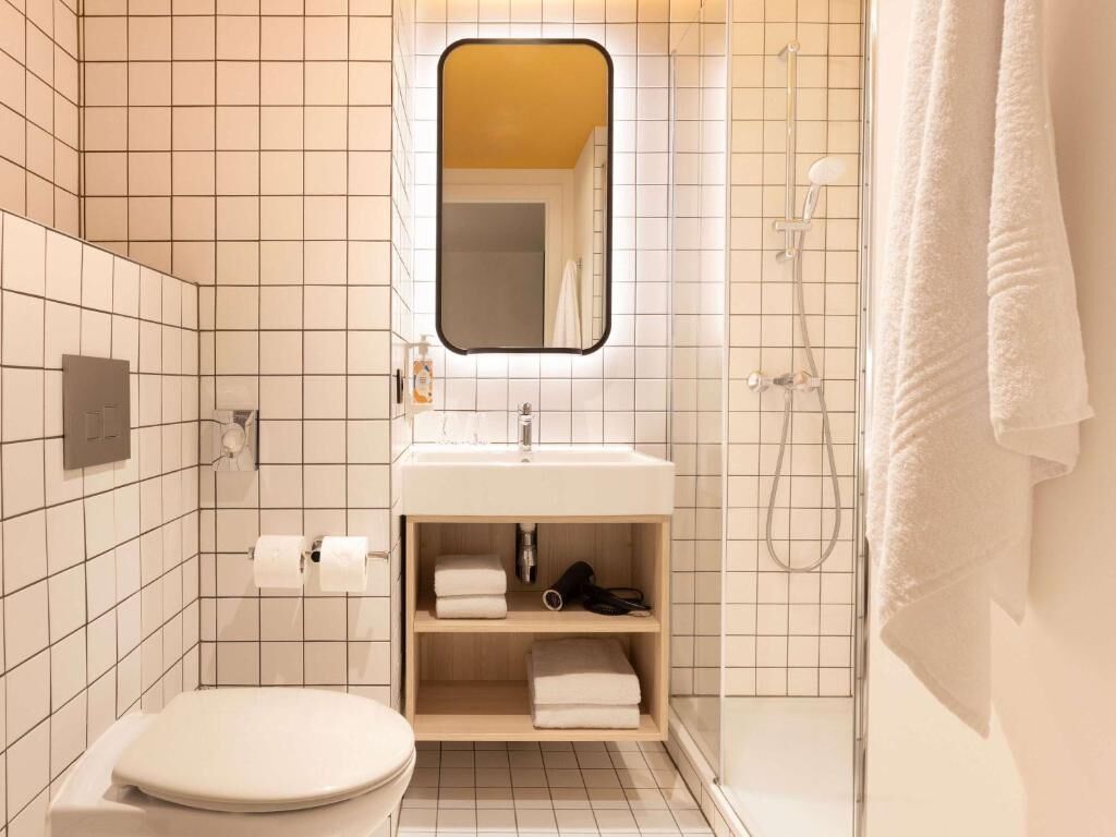 Douche, sèche-cheveux, serviettes fournies, savon