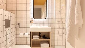 Douche, sèche-cheveux, serviettes fournies, savon
