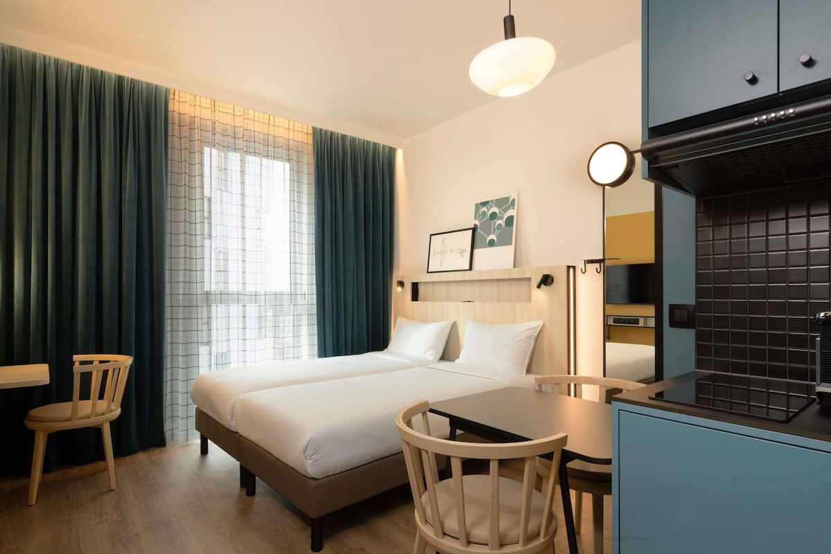 Estudio, 1 cama doble (2 People) | Ropa de cama hipoalergénica, caja fuerte, escritorio