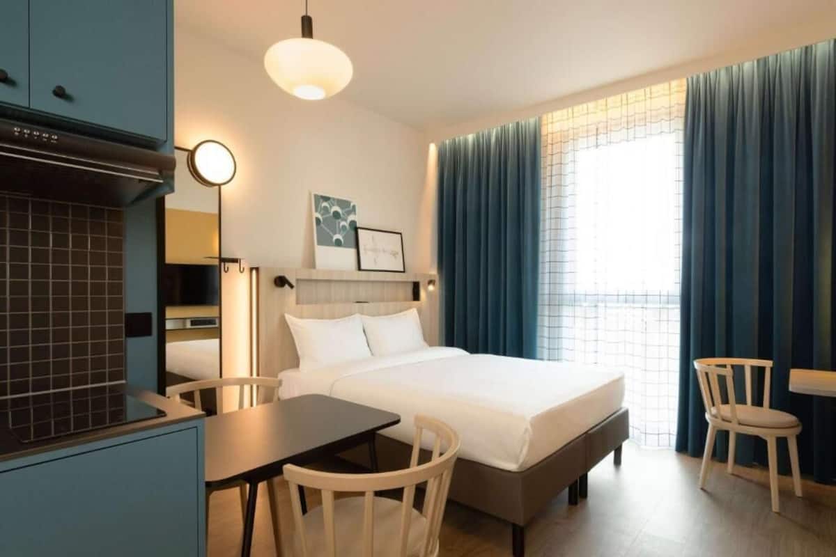 Studio, 1 tweepersoonsbed (2 People) | Hypoallergeen beddengoed, een kluis op de kamer, een bureau