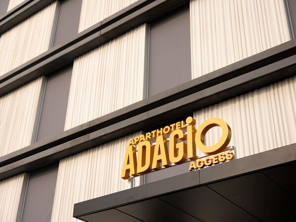 Un edificio con un cartel que dice 'APARTHOTEL ADAGIO ACCESS'.