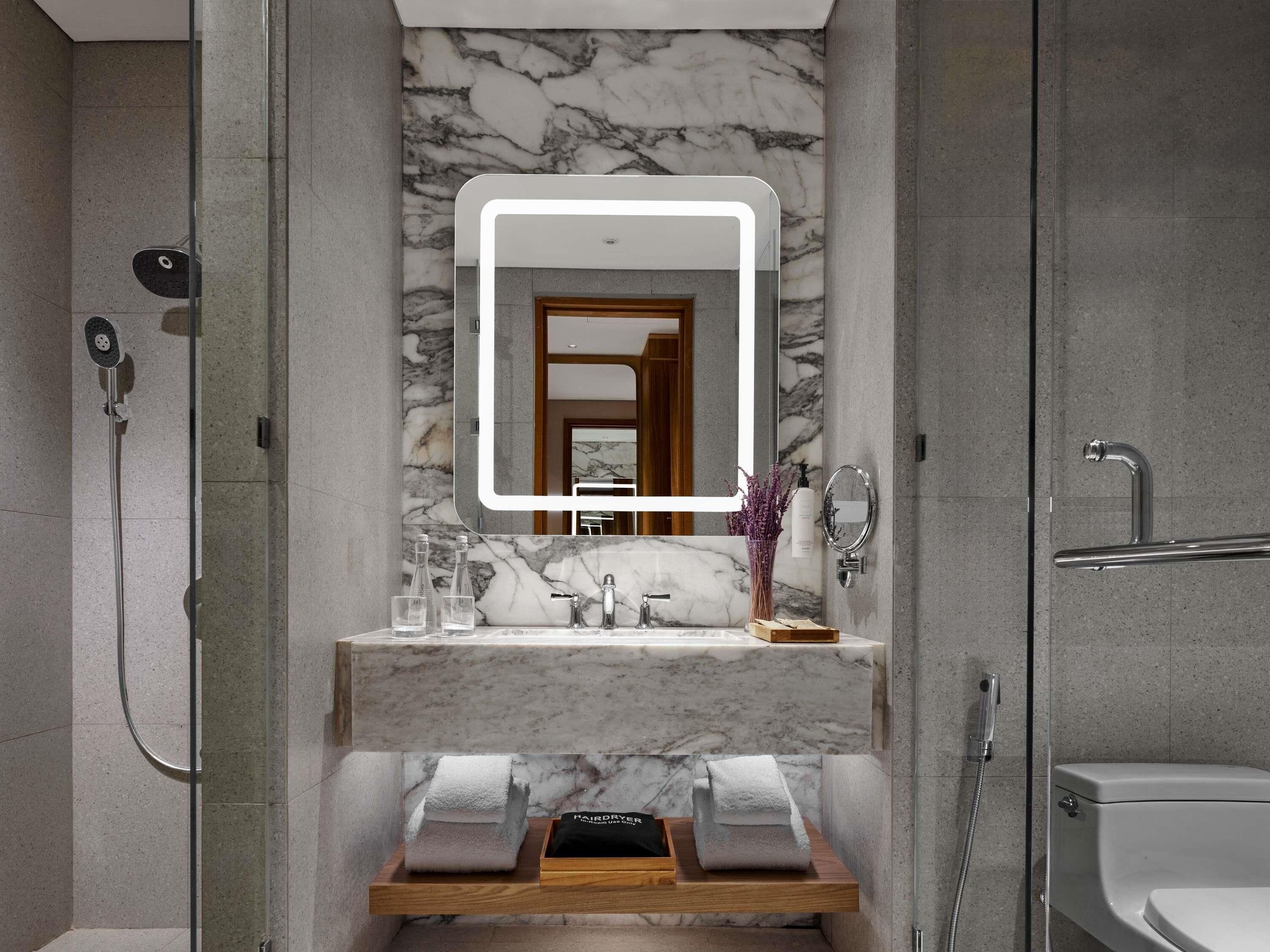 高档床上用品、迷你吧、客房内保险箱、办公桌