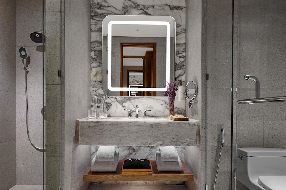 Premium-sengetøj, minibar, pengeskab på værelset, skrivebord