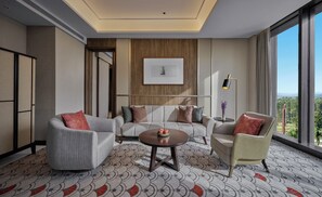 Suite, 1 cama King size | Área de sala de estar | Smart TV