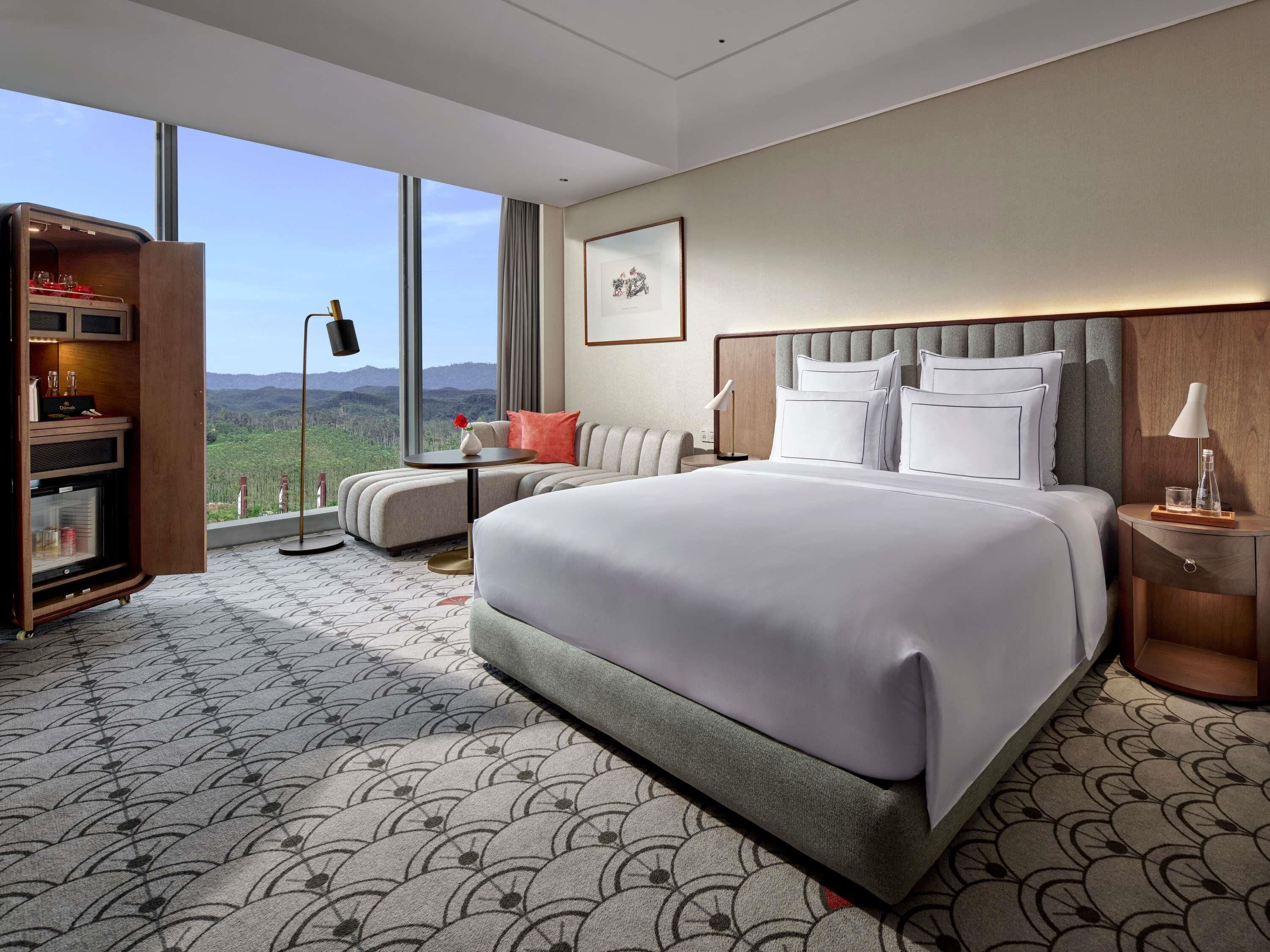 Premier Room, 1 King Bed | Premium bedding, minibar, in-room safe, desk