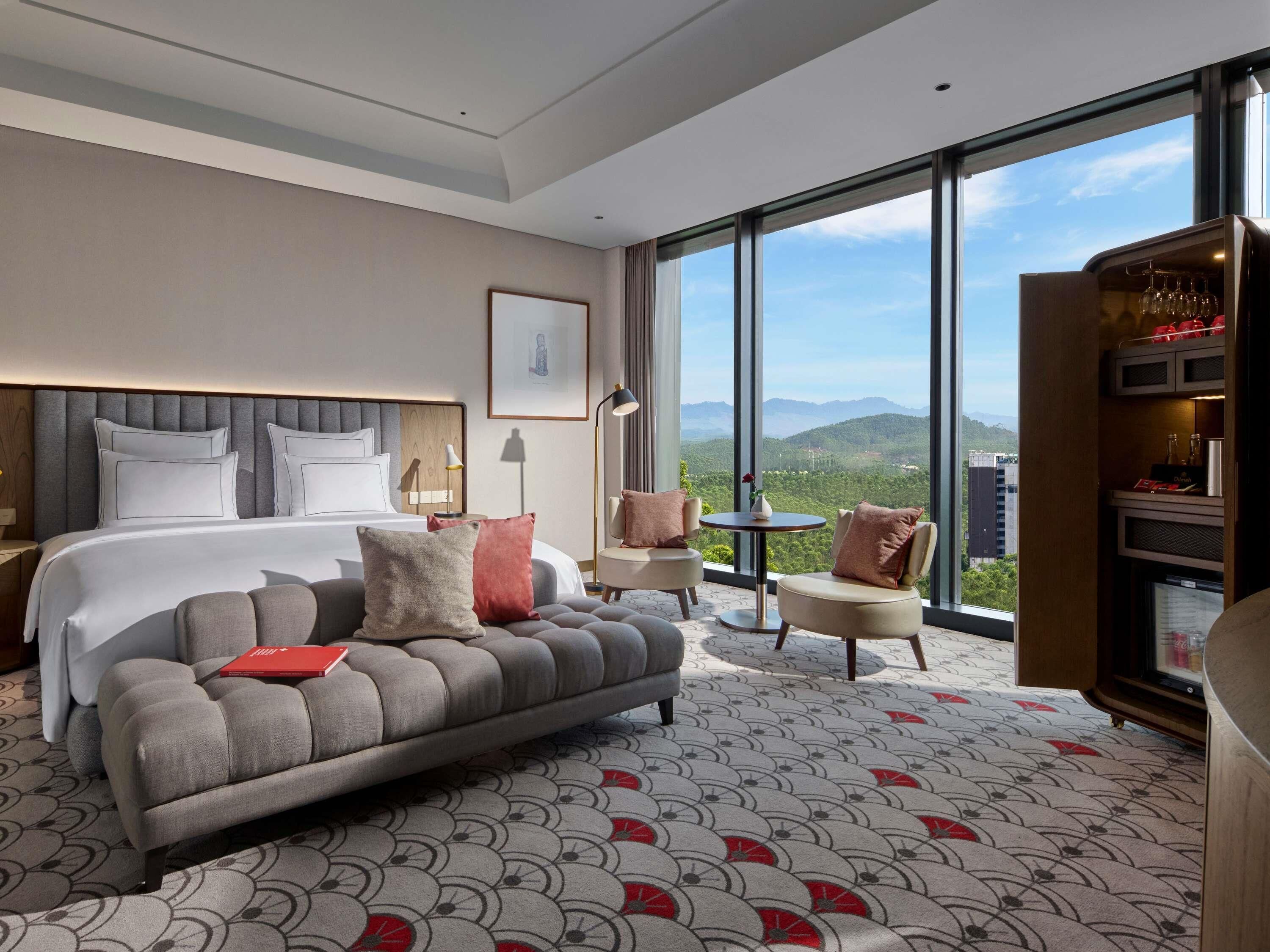 Grand Room, 1 King Bed | Premium bedding, minibar, in-room safe, desk