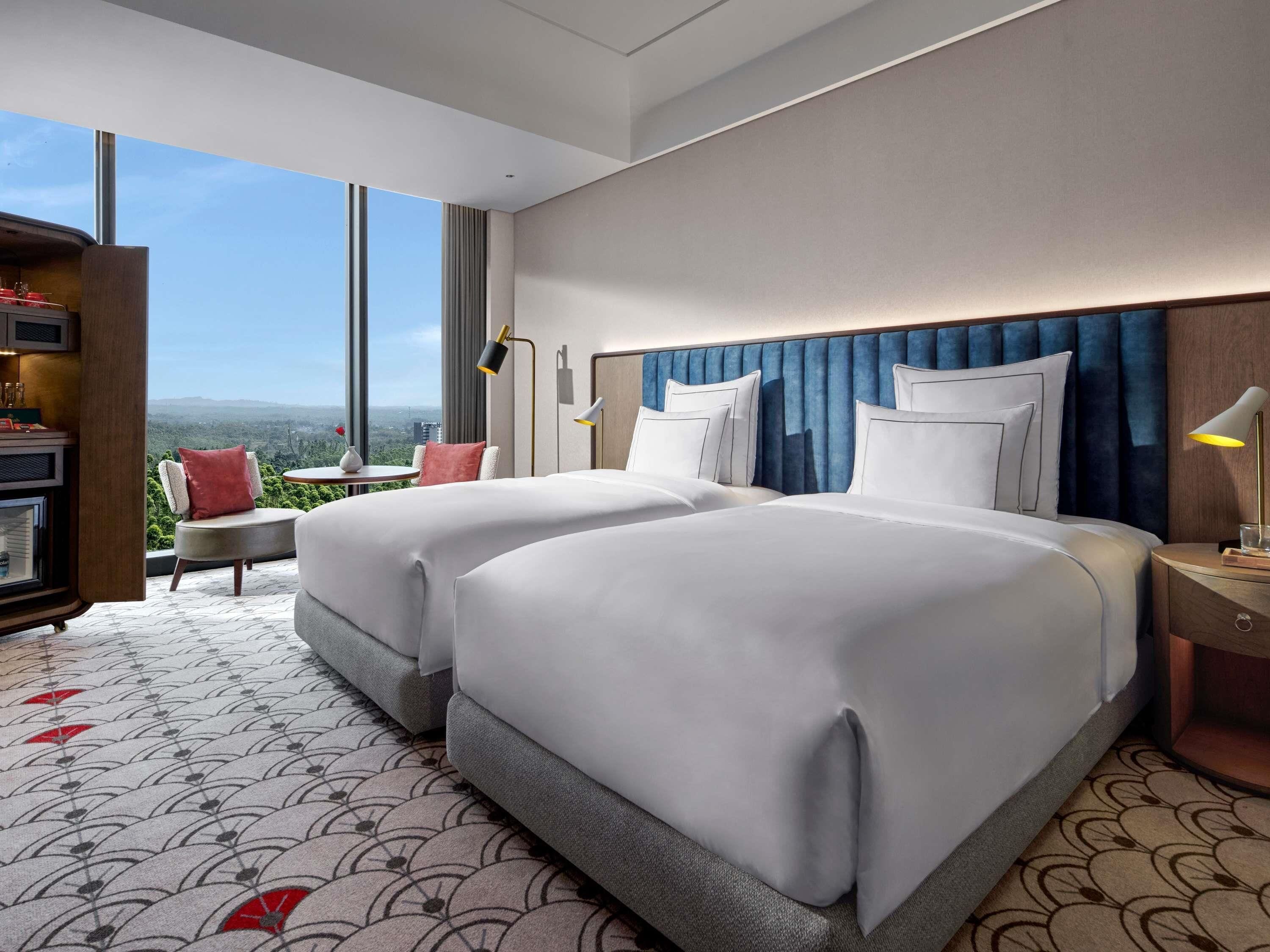 Premier Twin Room | Premium bedding, minibar, in-room safe, desk