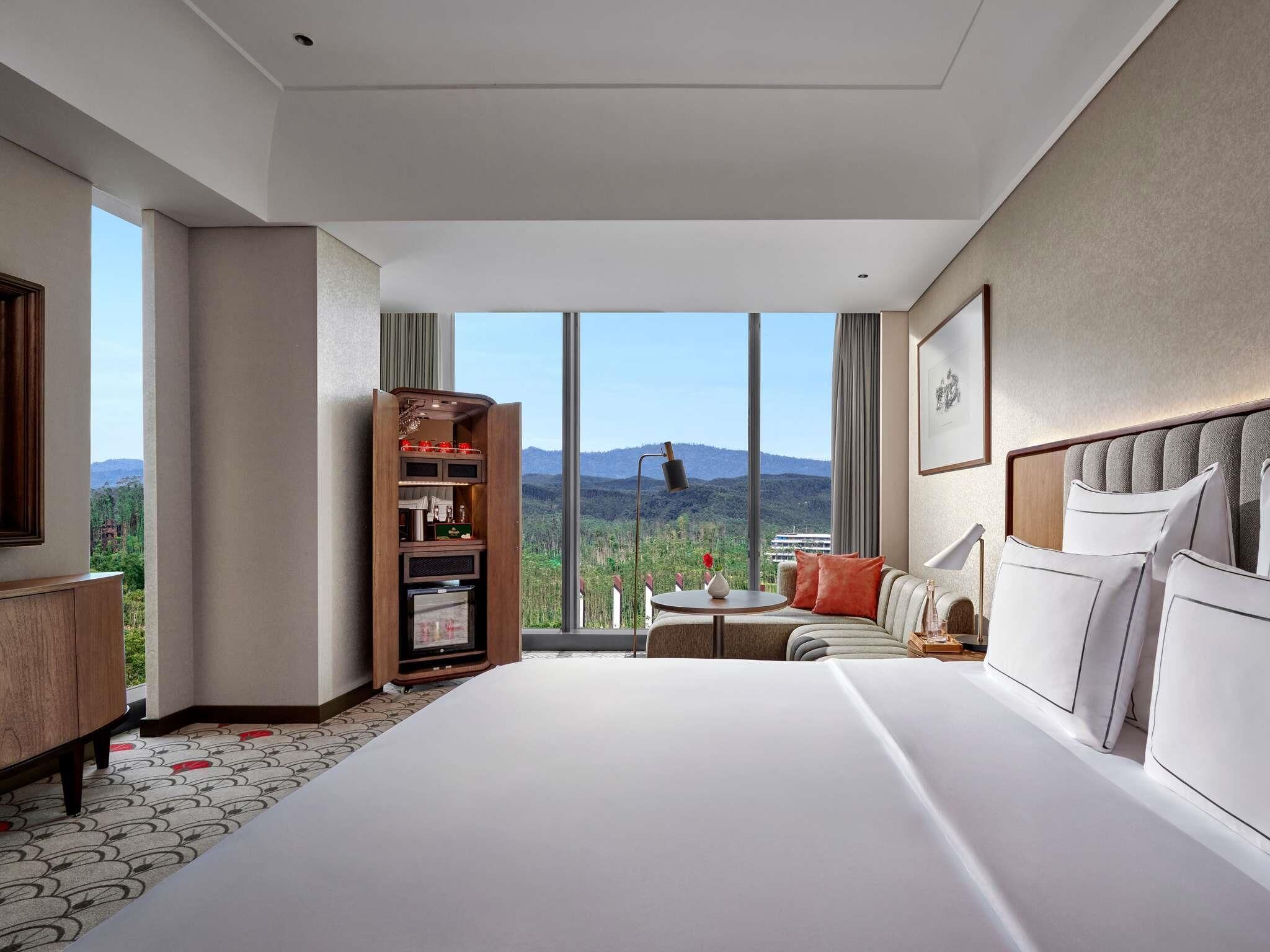 Premier Room, 1 King Bed | Premium bedding, minibar, in-room safe, desk