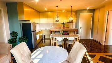 Familien-Suite, 2 Schlafzimmer, Poolblick | Wohnbereich | Fernseher