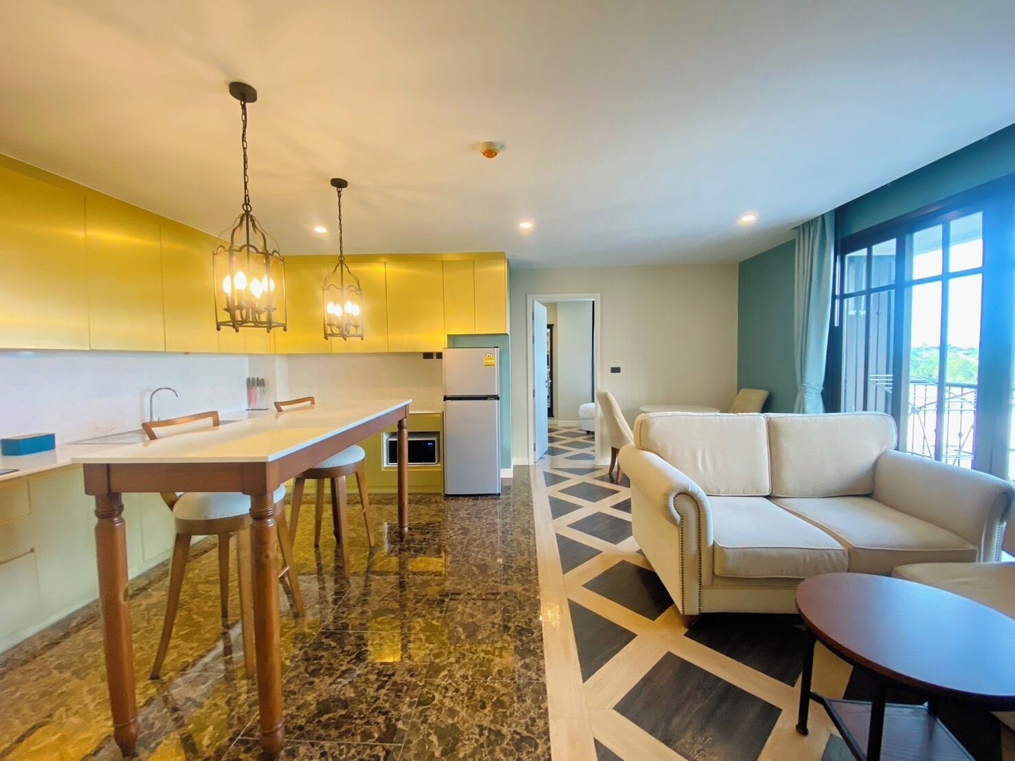 Familien-Suite, 2 Schlafzimmer, Poolblick | Wohnbereich | Fernseher