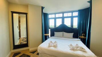 Familien-Suite, 2 Schlafzimmer, Poolblick | 2 Schlafzimmer, Schreibtisch, laptopgeeigneter Arbeitsplatz