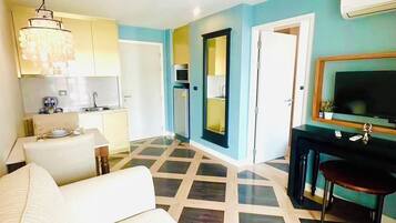 Deluxe-Zimmer | Wohnbereich | Fernseher