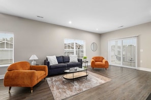 TV, offices - Modern New Build 4BR 4BA ( 2 Condos) Garage/Patio (Wyoming)