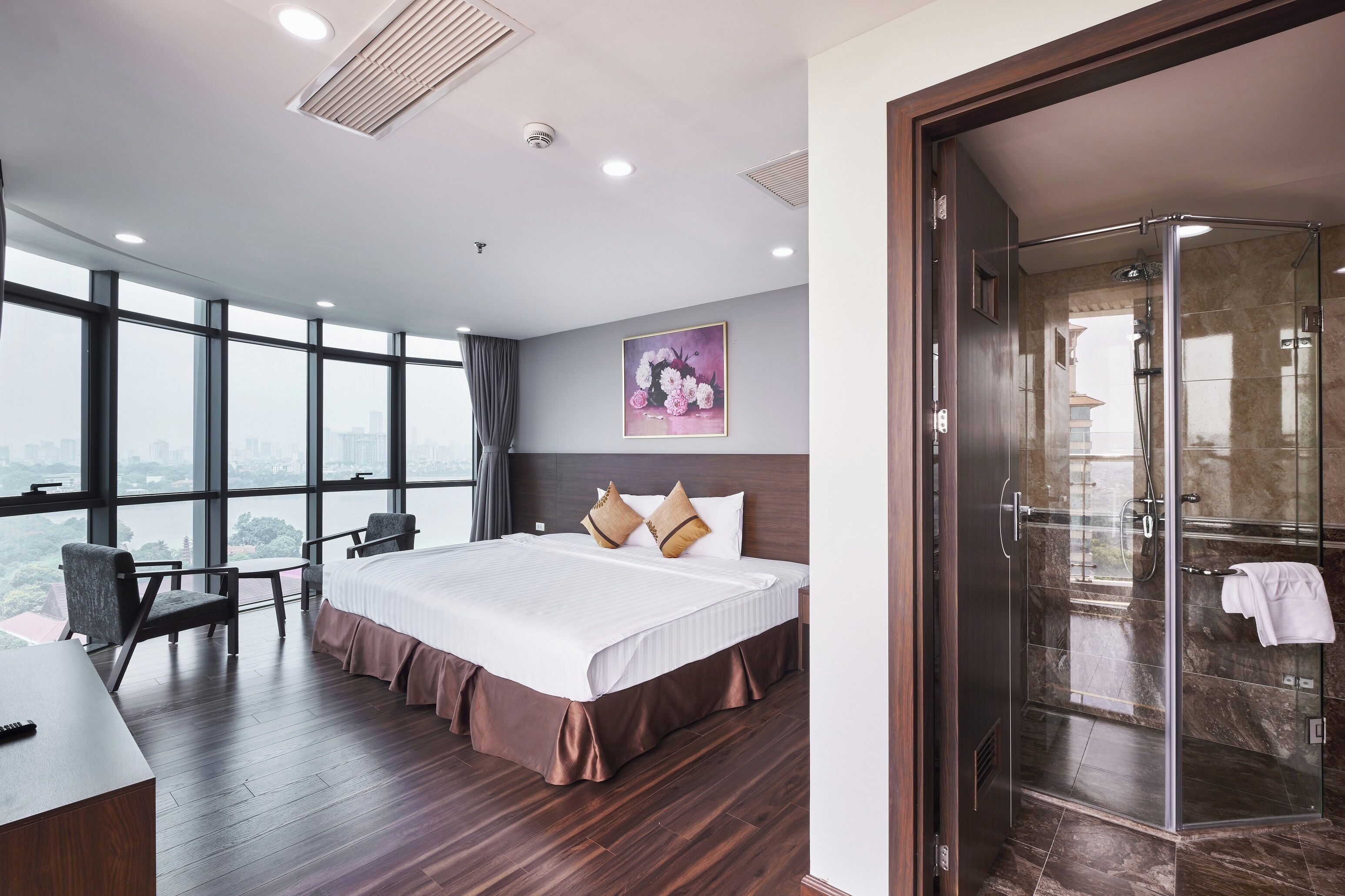 Luxury Apartment, Balcony, Lake View