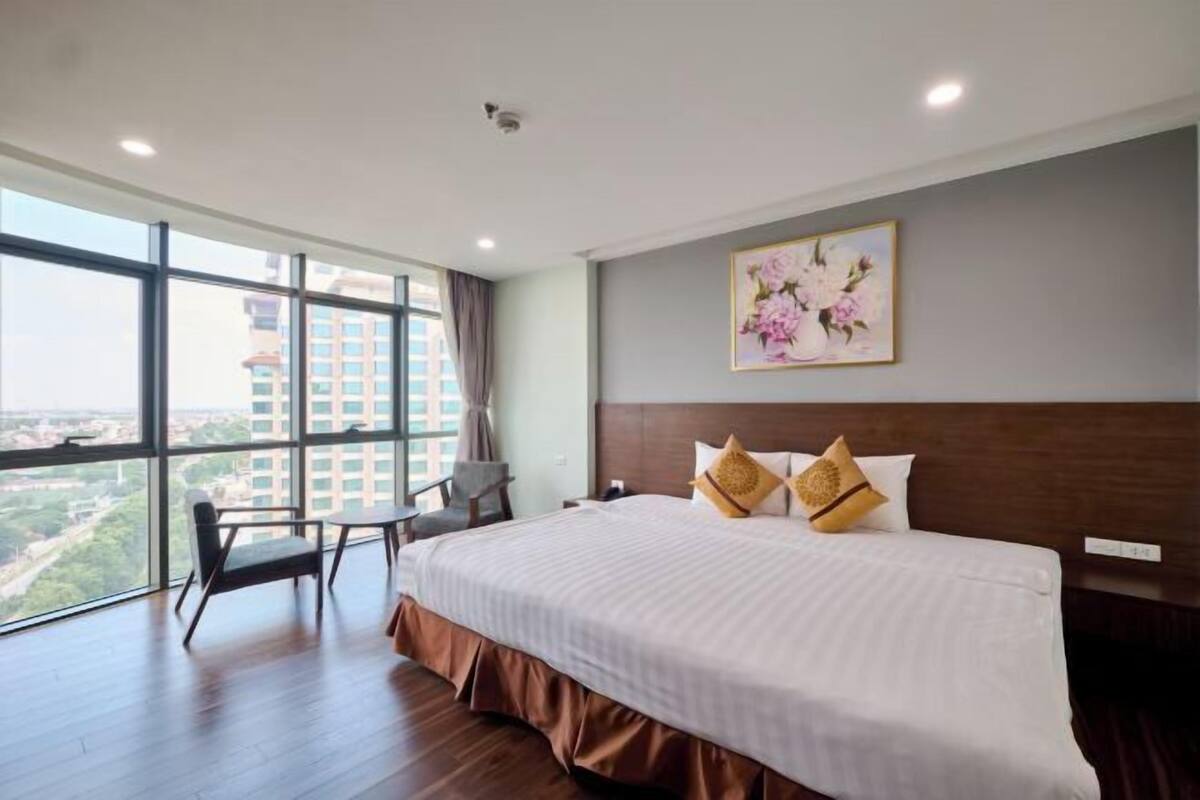 Minibar, blackout drapes, soundproofing, WiFi (free)