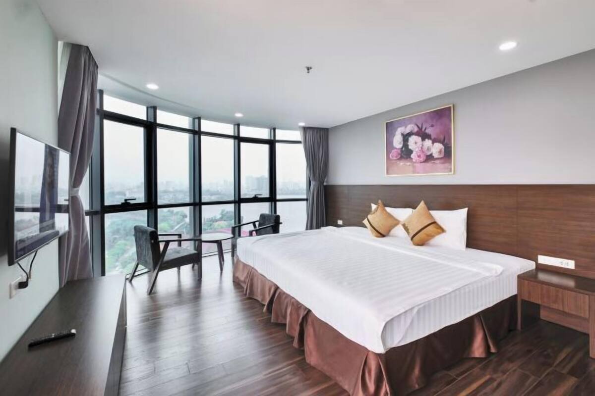 Minibar, blackout drapes, soundproofing, WiFi (free)