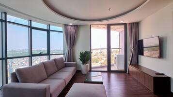 Minibar, blackout curtains, soundproofing, free WiFi