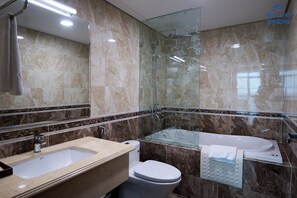 Deluxe Apartment, Balcony, City View | Bathroom