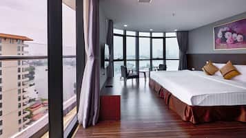 Apartamento superluxo, sacada, vista para o lago | Frigobar, cortinas blackout, quartos à prova de som, Wi-Fi de cortesia