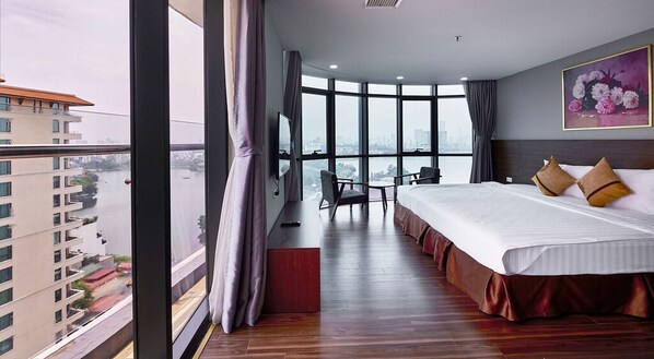 Luxury Apartment, Balcony, Lake View