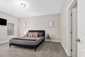 4 habitaciones, escritorio y tabla de planchar con plancha 