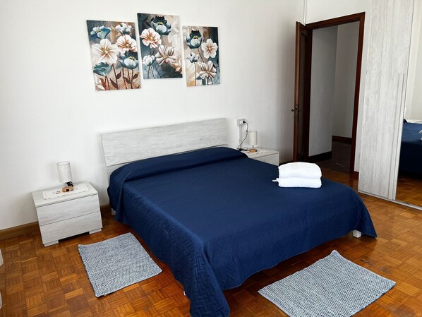 2 chambres, fer et planche à repasser, Wi-Fi, draps fournis