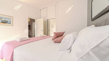 Comfort Apartment, Sea View | Free cribs/infant beds, free WiFi, bed sheets