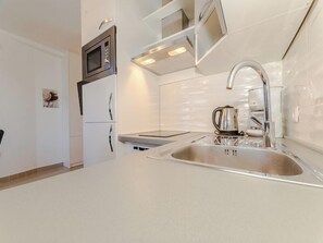 Basic apartman | Privát konyha | Nagyméretű hűtő/fagyasztó, mikrohullámú sütő és főzőlap