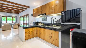 Deluxe Villa, 3 Bedrooms | Private kitchenette
