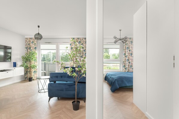 Apartment, 1 Schlafzimmer, Balkon | Wohnbereich | 43-Zoll-Smart-TV mit Digitalempfang