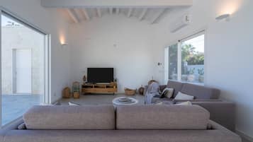 Villa, 2 Bedrooms, Accessible, Smoking | Living room