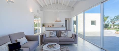 Villa, 2 Bedrooms, Accessible, Smoking | Interior