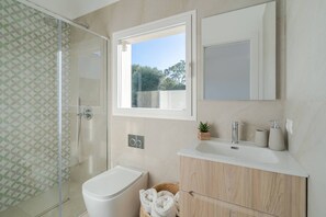 Villa, 2 Bedrooms, Accessible, Smoking | Bathroom