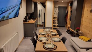 Een moderne keuken met een houten aanrecht, een ingebouwde oven en een koelkast.