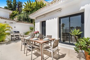 Outdoor dining - Villa Bella (Marbella)