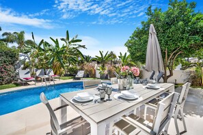 Een verwarmd zwembad