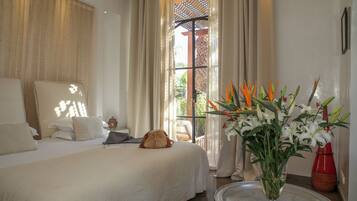 7 bedrooms, desk, iron/ironing board, travel cot