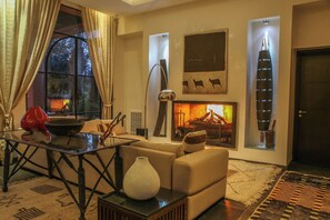 TV, fireplace, ping pong, books