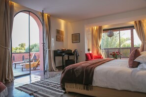 7 bedrooms, desk, iron/ironing board, travel cot