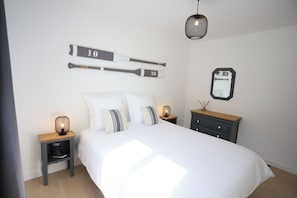 3 slaapkamers, een strijkplank/strijkijzer, gratis wifi, beddengoed