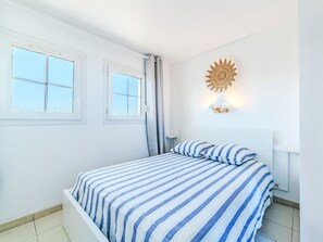 2 bedrooms, iron/ironing board, WiFi