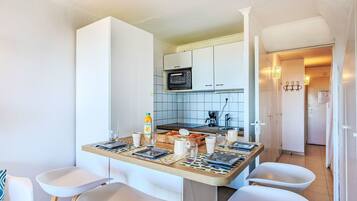 Réfrigérateur, four, lave-vaisselle, grille-pain