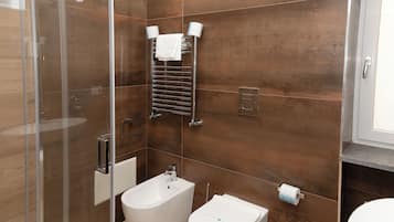 Set di cortesia gratuito, asciugacapelli, pantofole, bidet
