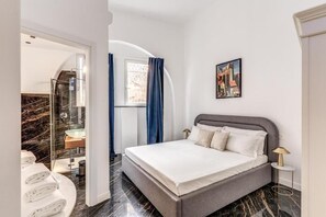 Minibar, desk, soundproofing, free WiFi - Palazzetto Santa Lucia (Naples)