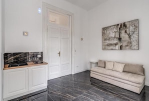 48-inch flat-screen TV with satellite channels, Netflix - Palazzetto Santa Lucia (Naples)
