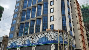 Un edificio de varios pisos con un cartel llamativo del Hotel Baraka Tower.