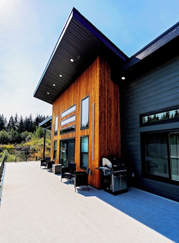 Bumbleberry 3 Bedroom Guest Home
New Executive home in the heart of Kitimat BC