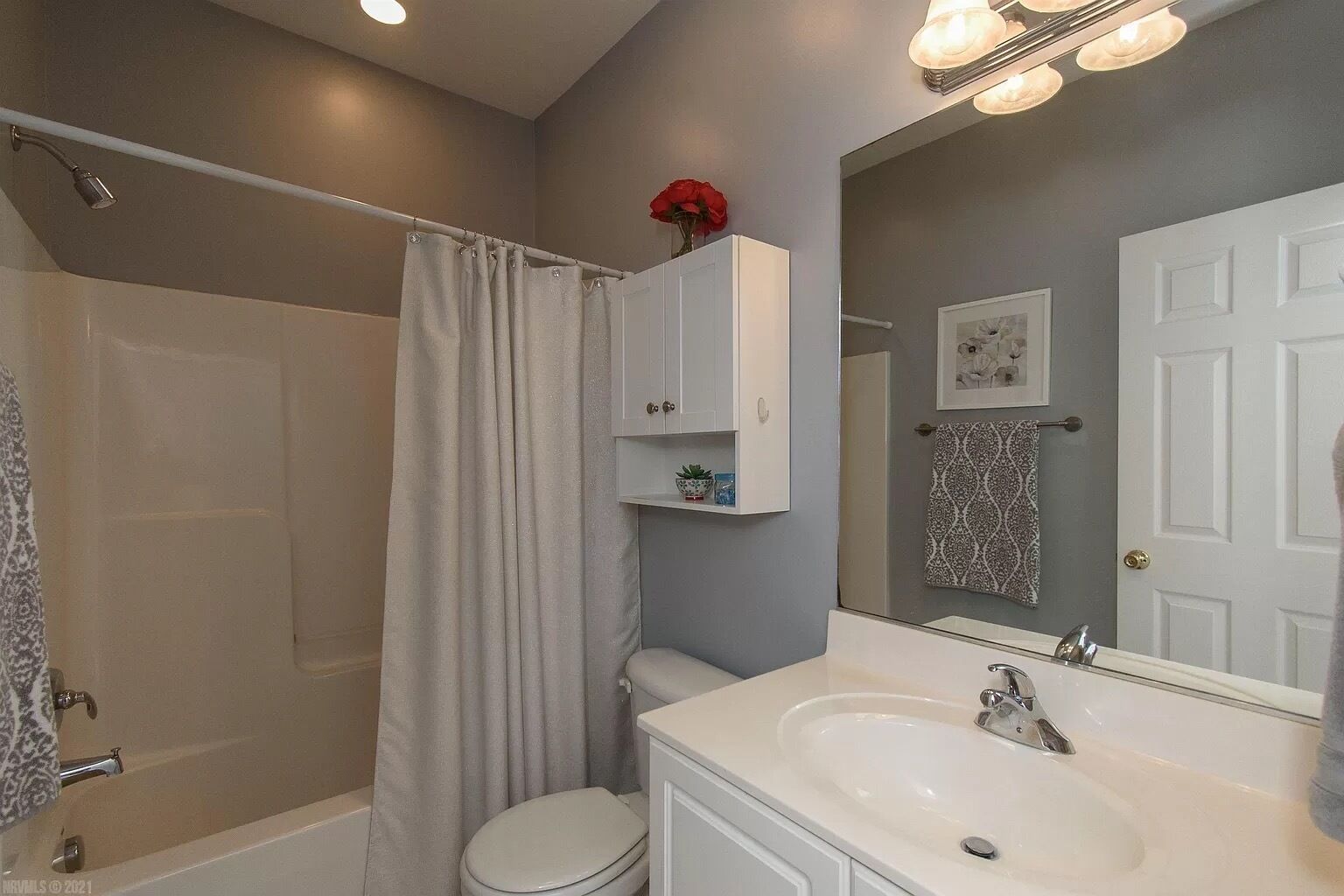 Une salle de bain avec une baignoire, des toilettes et un lavabo.